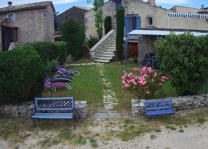 Gite De Caractere Au Pied Du Mont Ventoux Avec Piscine Couverte